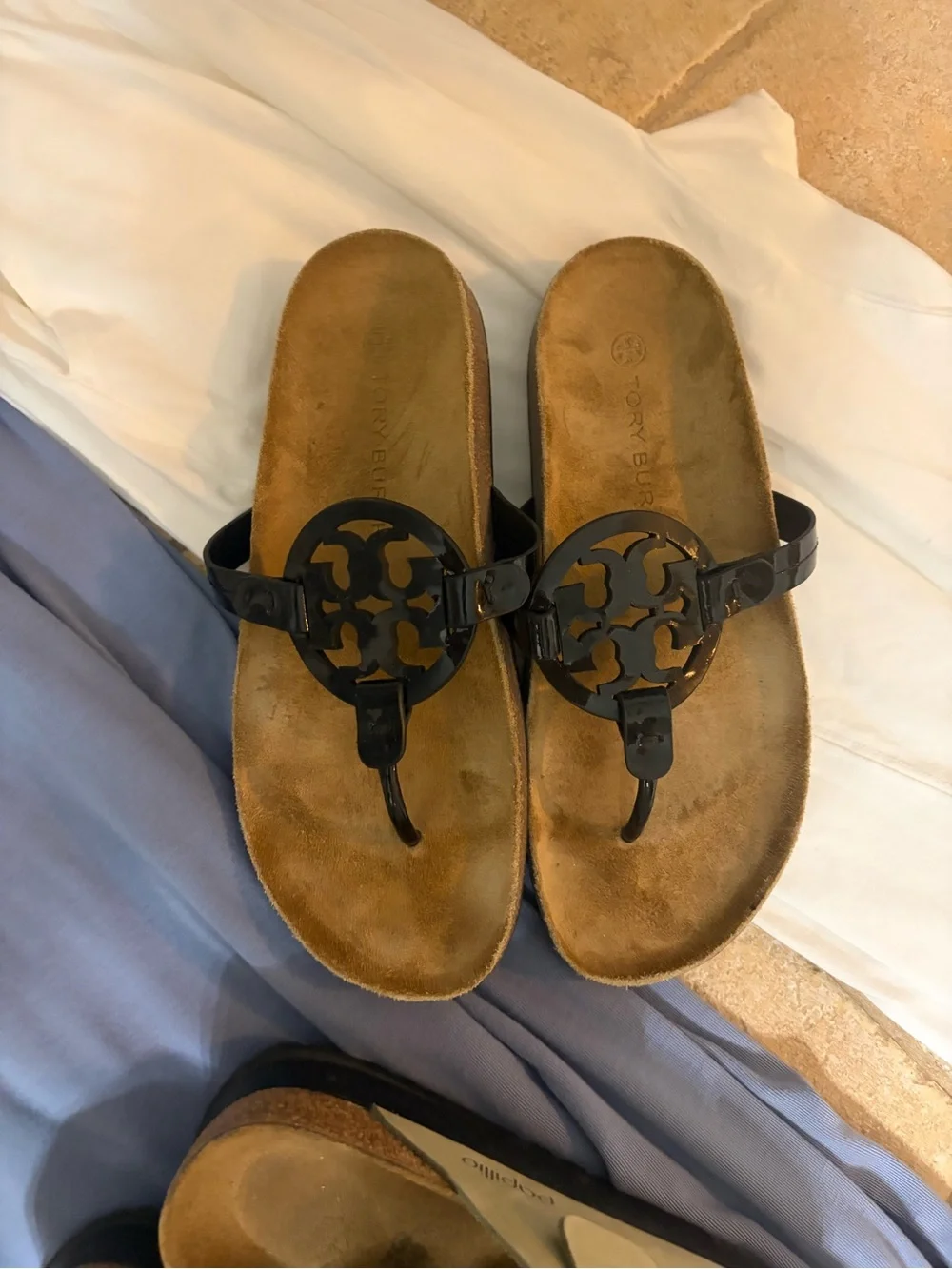 Tory Burch miller cloud Brown Suede Footbed w Black Logo Thong Sandals Sz 8 euc